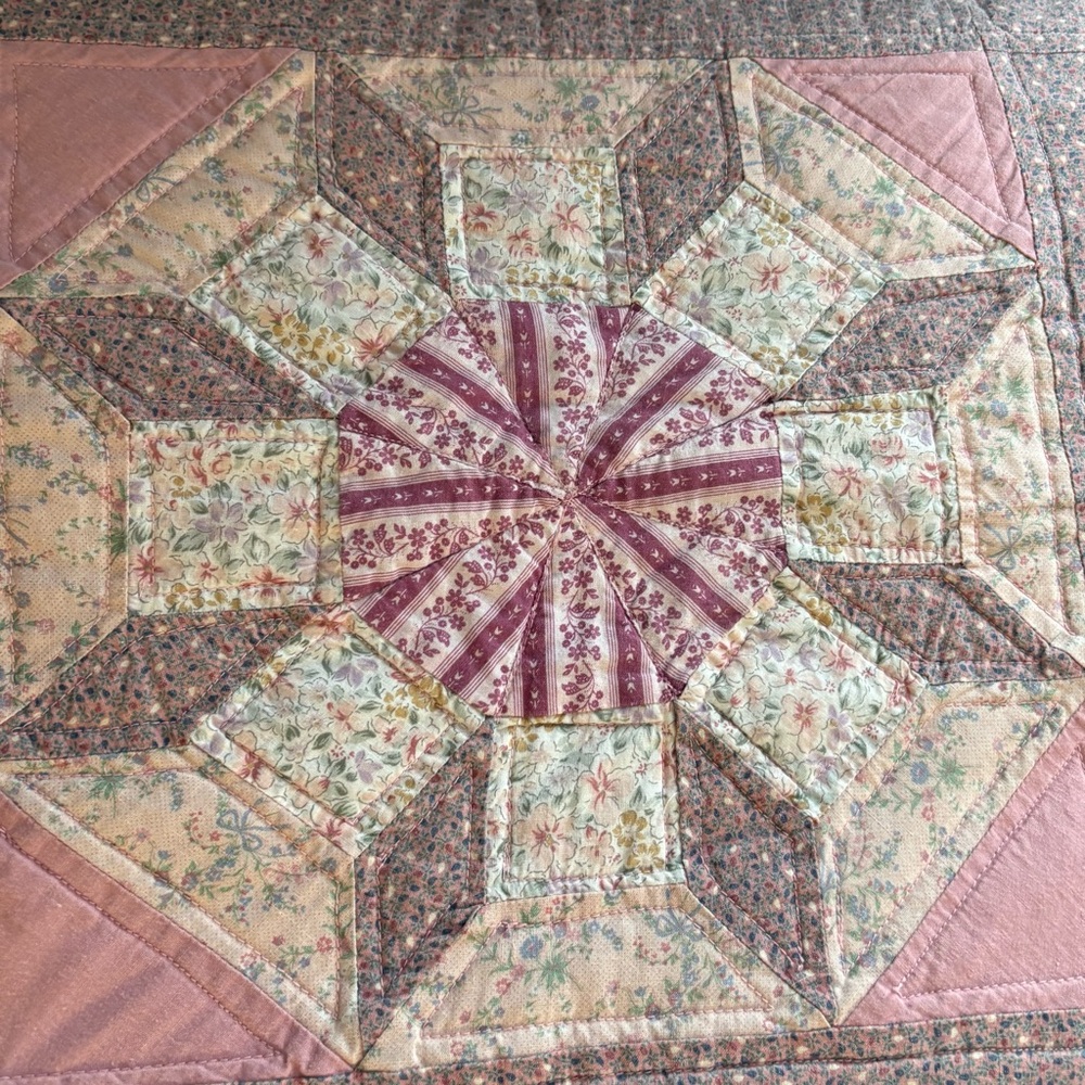 Dated 1989 SAMPLER Cotton PATCHWORK QUILT  - 86”x 100” Pink - Picture 16 of 16
